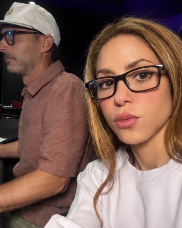 ShakiraMedia's tweet photo. Shakira working in the recording studio today! 🎙️🎛️ Shak trabajando hoy en el estudio de grabación! https://t.co/V5yM3LItjo