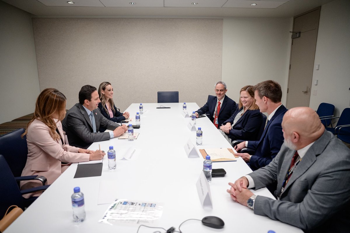 javierdiazglz's tweet photo. Hoy tuvimos una gran reunión de trabajo en la Embajada de Estados Unidos en México para fortalecer la colaboración con acciones en seguridad y desarrollo comunitario, e impulsar programas de capacitación y proyectos de cooperación. 🇲🇽🇺🇸

A través de Activa Tu Parque, vamos (1/3) https://t.co/MeTEa737Gm