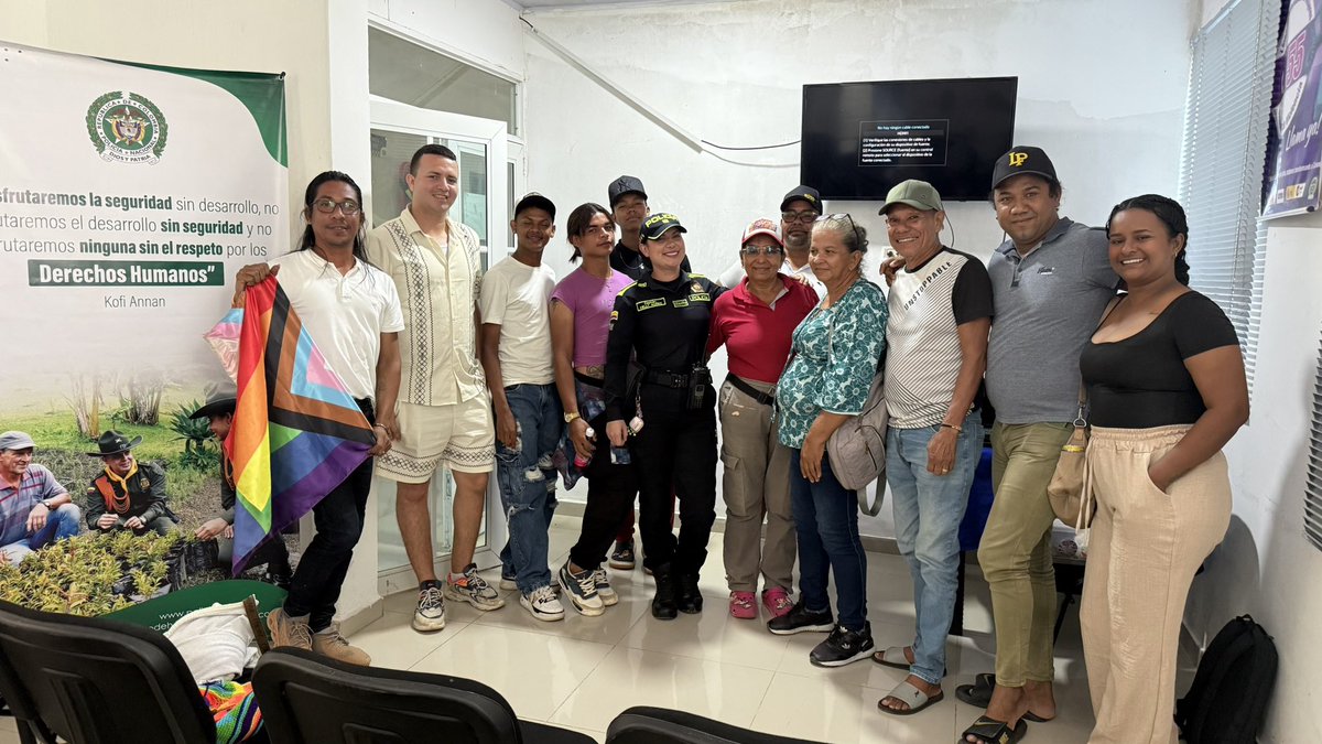 PoliciaDECOR's tweet photo. 📍#Ayapel | El Grupo de Derechos Humanos realizó una jornada de interlocución con la población LGBTIQ+ y líderes comunales, fortaleciendo el diálogo y la construcción de entornos seguros e incluyentes. 🚔

Durante el encuentro se socializó la Directiva 005, se orientó sobre la activación de las rutas de atención y se abordaron las principales problemáticas sociales del territorio, reafirmando el compromiso institucional con la protección de los derechos humanos y la convivencia ciudadana. #S2D