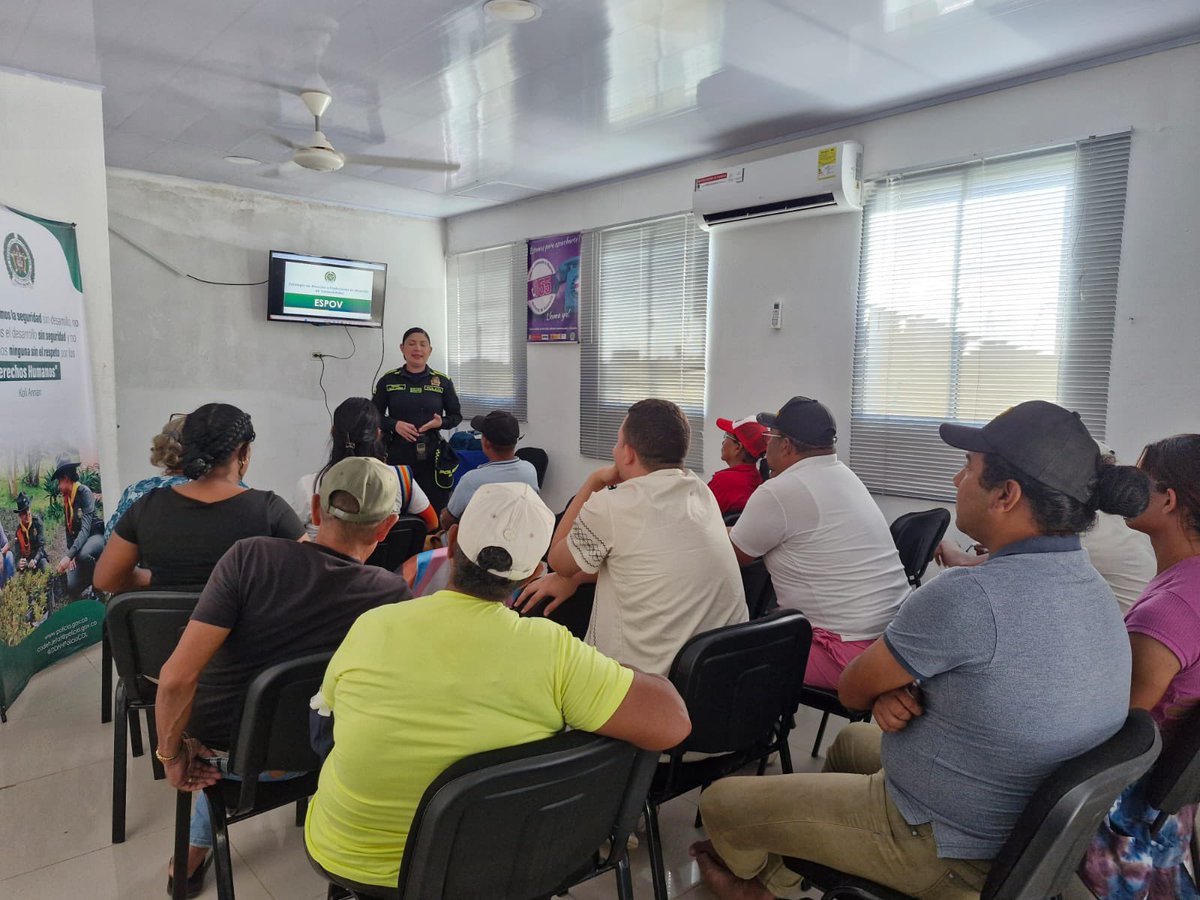 PoliciaDECOR's tweet photo. 📍#Ayapel | El Grupo de Derechos Humanos realizó una jornada de interlocución con la población LGBTIQ+ y líderes comunales, fortaleciendo el diálogo y la construcción de entornos seguros e incluyentes. 🚔

Durante el encuentro se socializó la Directiva 005, se orientó sobre la activación de las rutas de atención y se abordaron las principales problemáticas sociales del territorio, reafirmando el compromiso institucional con la protección de los derechos humanos y la convivencia ciudadana. #S2D