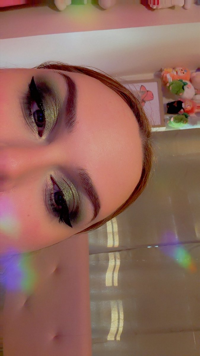secretlypuar's tweet photo. this was such a good make up look https://t.co/EsQgfitK7r