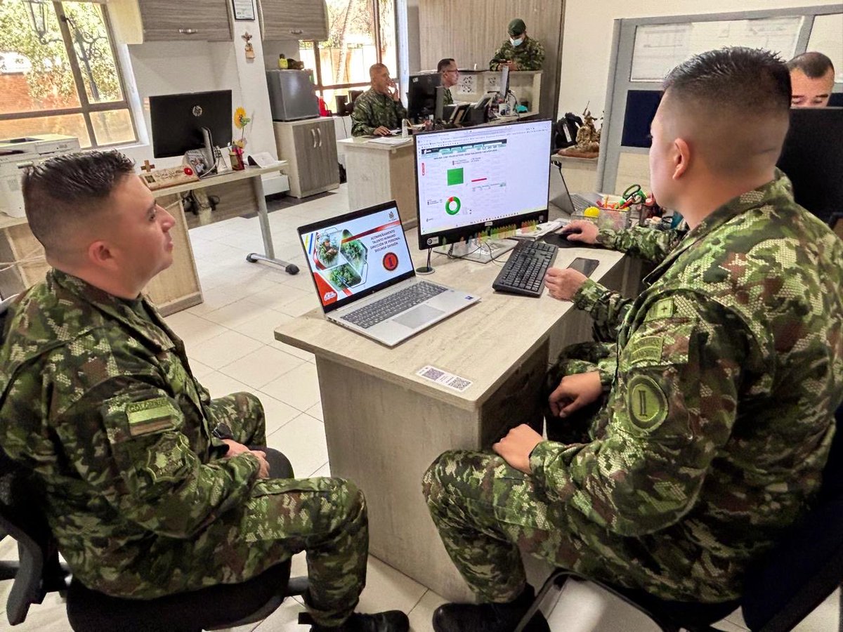 ejercito_COPER's tweet photo. El Comando de Personal, a través de la Dirección de Personal y la Sección de Talento Humano, fortalece las capacidades del personal de la @Ejercito_Div2 mediante jornadas de actualización y asesoría en procesos relacionados con folios de vida, datos personales, registro fotográfico, novedades temporales y parte en línea, contribuyendo a una gestión eficiente del talento humano.

#PatriaHonorLealtad
 #CoperParaTodos