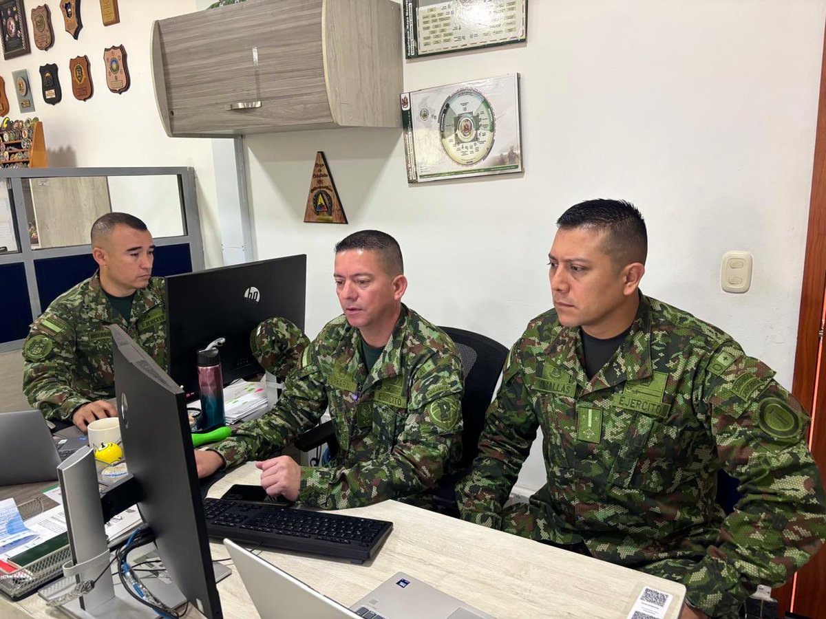 ejercito_COPER's tweet photo. El Comando de Personal, a través de la Dirección de Personal y la Sección de Talento Humano, fortalece las capacidades del personal de la @Ejercito_Div2 mediante jornadas de actualización y asesoría en procesos relacionados con folios de vida, datos personales, registro fotográfico, novedades temporales y parte en línea, contribuyendo a una gestión eficiente del talento humano.

#PatriaHonorLealtad
 #CoperParaTodos