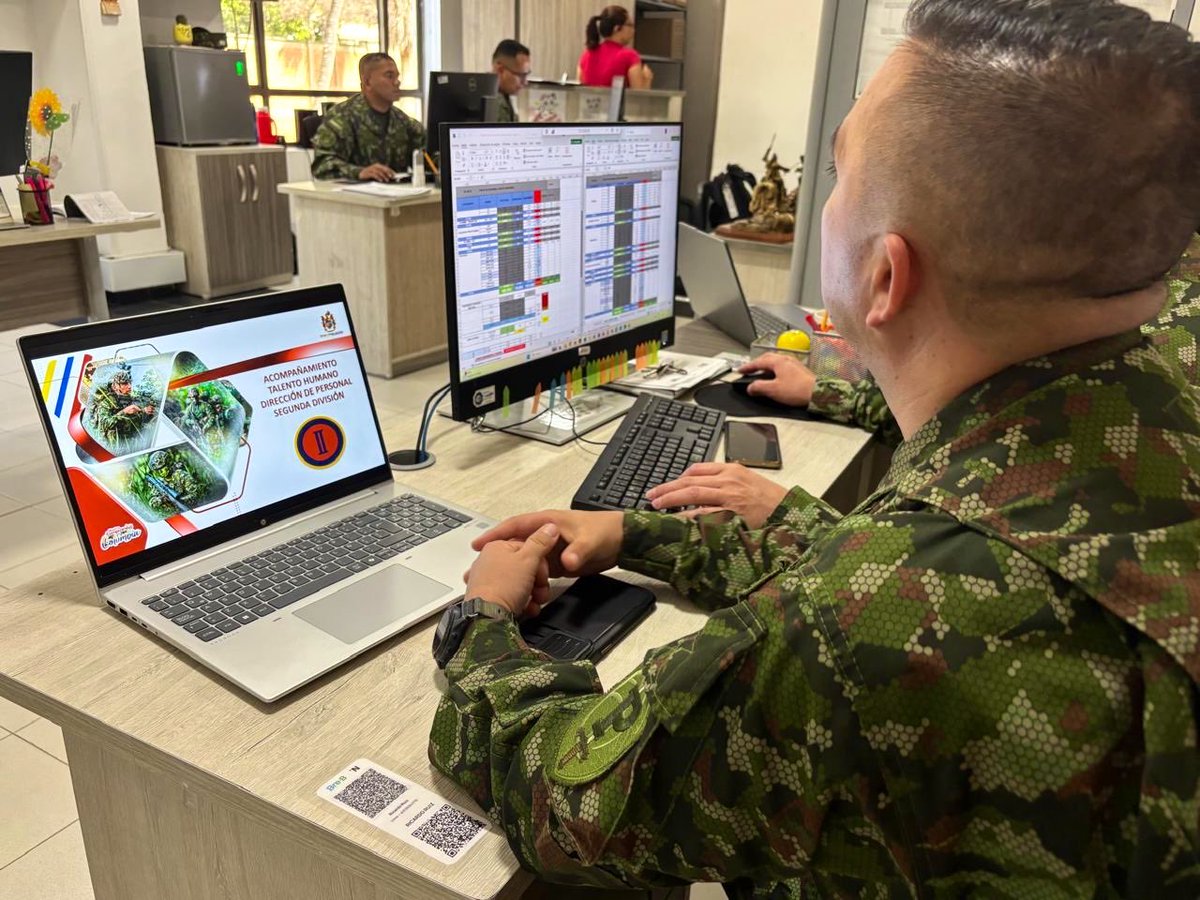 ejercito_COPER's tweet photo. El Comando de Personal, a través de la Dirección de Personal y la Sección de Talento Humano, fortalece las capacidades del personal de la @Ejercito_Div2 mediante jornadas de actualización y asesoría en procesos relacionados con folios de vida, datos personales, registro fotográfico, novedades temporales y parte en línea, contribuyendo a una gestión eficiente del talento humano.

#PatriaHonorLealtad
 #CoperParaTodos
