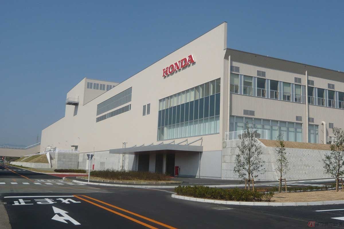 PutiMotor's tweet photo. ホンダが、29日に義援金として熊本県に5000万円を寄付すると発表したほか、発電機などの自社製品や食料品、日用品を被災地に提供。

また、同社のドライブデータを活用した道路通行実績情報を熊本県の震災エリアで通行可能な道路の参考情報として、株式会社ゼンリンデータコムが運営するサイト「いつもNAVI」で公開することを、併せて公表。

2026年10月11日には大規模な記念イベントとして「Hondaモーターサイクルホームカミング熊本2026」を予定する中で、支援の担い手として、被災から立ち上がろうとしています。

https://t.co/YrH7mEMpe5