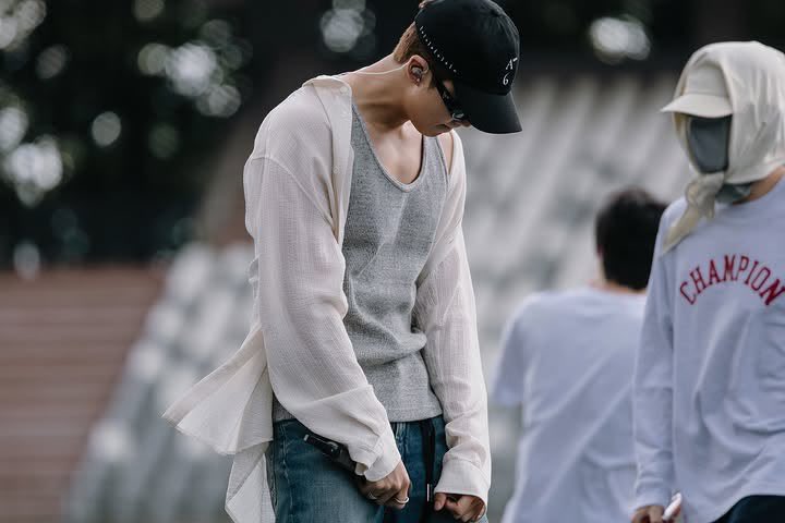 01rkive's tweet photo. 무언가에 관심을 갖는 것과 그것에 헌신하는 것에는 큰 차이가 있습니다. 관심은 기분이 좋은 날에 느끼는 설렘과 같습니다. 헌신은 힘든 날에도 꾸준히 노력하는 모습입니다.

관심은 책을 읽는 것입니다. 헌신은 배운 것을 실천하는 것입니다.

관심은 "변화하고 싶다"라고 말하는 것입니다. 헌신은 그 감정이 사라진 후에도 계속해서 노력하는 것입니다.

관심은 쉽게 산만해지지만, 헌신은 꾸준히 나아가는 것을 좋아합니다.

관심은 새해가 되기를 기다리며 변화를 미루지만, ��신은 오늘부터 시작합니다.

사실 누구나 관심을 가질 수는 있지만, 당신이 원하는 삶, 즉 건강, 행복, 삶의 목적, 그리고 자유는 헌신할 때 비로소 얻을 수 있습니다. 그리고 그 헌신이야말로 대부분의 사람들이 포기하는 혼란스러운 시기를 헤쳐나가게 해주는 원동력입니다.