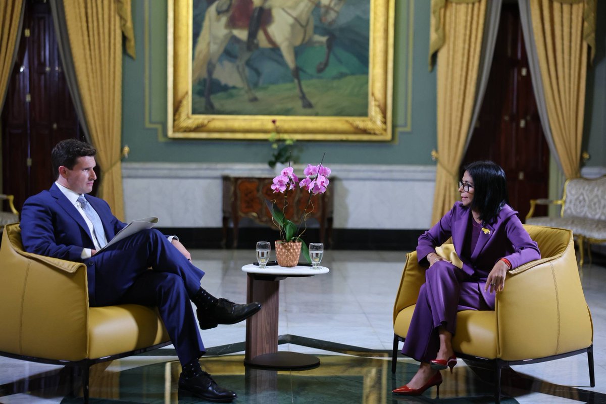 ReporteYa's tweet photo. #30Jul #Venezuela #Entrevista  
Lo más importante de la entrevista a la presidenta Delcy Rodríguez en la Revista TIME: 

- Resaltó que la prioridad del Estado es garantizar la tranquilidad, bienestar social y económico en el país. 

“Estamos abriendo la economía del país en beneficio de nuestro pueblo. Mi estrategia actual y futura siempre ha sido garantizar la paz y la tranquilidad en el país”.

- Aseguró que el país debe avanzar hacia una nueva etapa política. 

“Tenemos que avanzar hacia una nueva era política donde la coexistencia y la coexistencia pacífica sean posibles". 

- Enfatizó que Venezuela está diversificando su economía para no depender de una sola materia prima. 

“Estamos trabajando para reintegrar al país a los mercados globales, diversificar la economía, atraer inversión extranjera a largo plazo”.

- Subrayó que la lucha contra el narcotráfico se mantiene como una prioridad estratégica para el Estado venezolano.

“Contra el narcotráfico y el crimen organizado transnacional existen oportunidades para la cooperación conjunta”. 

- Sobre las relaciones con EE.UU aseguró que: 

“Estoy actuando de buena fe y confiando en que estas relaciones se desarrollen de buena fe". 

- Dejó claro que Venezuela celebrará elecciones cuando esté lista. 

“Ese momento llegará cuando todos los actores políticos del país lleguen a un entendimiento y podamos decirle a la nación que nosotros, como políticos, estamos listos. Habrá un momento en el que la coexistencia, y la coexistencia pacífica, serán posibles".
 
- Informó que ha solicitado a la Oficina de Derechos Humanos de la ONU que audite las liberaciones, porque el escrutinio externo confirmará el cumplimiento del gobierno con sus compromisos. 

“Estamos listos para una recuperación que tenga como centro el ser humano en todas las dimensiones".

Con información de VTV Canal de Telegram