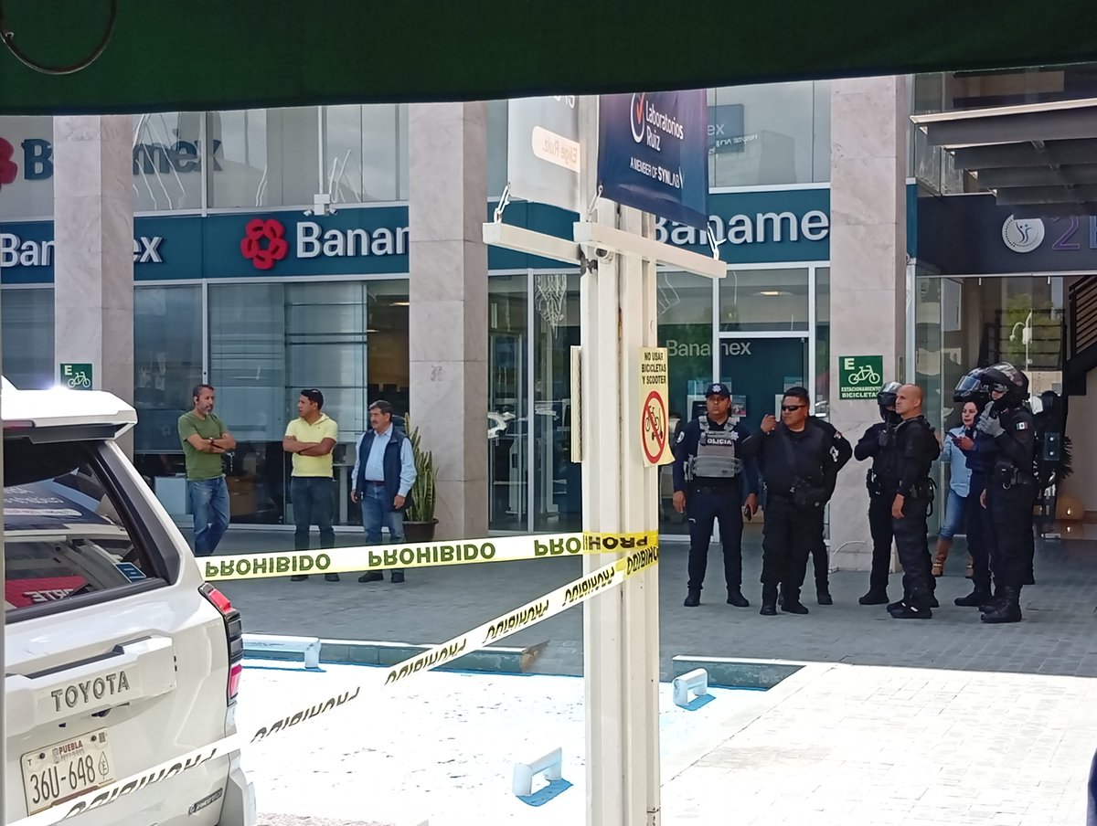 dapeflow_40's tweet photo. 🚨#ÚltimaHora Detonaciones de arma de fuego hacia una camioneta blanca estacionada en plaza Mazaryk. En lugar se encuentra resguardado por policías municipales y estatales. https://t.co/icIi0x4r5a