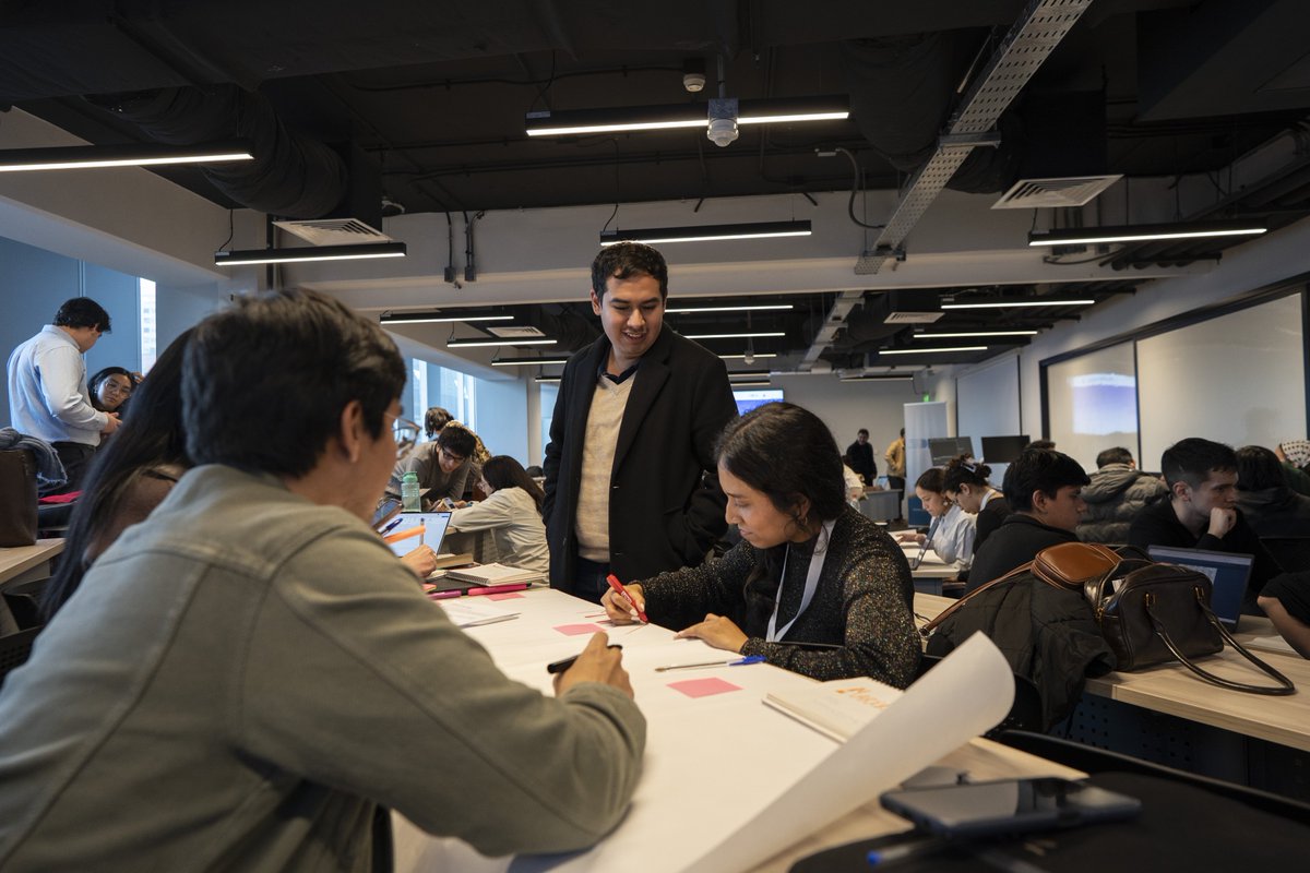 IDEAsLAC's tweet photo. 🎓 Escuela de Tópicos Avanzados de Economía Política | Chile 🇨🇱 | Día 4

Hoy exploramos la economía política feminista junto a Amparo Bravo Arias, distintas teorías del imperialismo con Ignacio Silva y la perspectiva decolonial junto a Belén Villegas.

#EscuelasIDEAS2026 https://t.co/o63txukr47