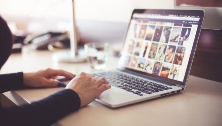 IMASTUR_id's tweet photo. Instagram sigue influyendo en las compras, pero el alcance ya no basta.

Los consumidores compran a las marcas que les generan confianza, aportan valor y comunican con transparencia. Ese es el nuevo diferencial del marketing digital.

#InstagramMarketing #MarketingDigital #SEO https://t.co/2iGSMj518Q
