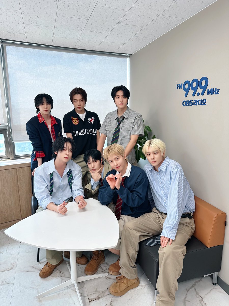 OmegaX_official's tweet photo. [📸]

OBS 라디오 ‘이창명의 특송‘ 💚🍀

가는 길이~ 너무 힘들고~ 지칠 땐~ 🎵
오엑이들을 보세요! 😻

UNCAPPED 컴백 기념 라디오에 완전체로 출연할 수 있어 더욱 뜻깊은 시간이었어요 👐
시간 가는 줄 모르고 즐겁게 떠든 오늘, 포애기들에게도 힐링의 시간이 되었길 바라요 🩵
남은 금요일도 화이팅! 💪

#OMEGA_X #오메가엑스 #UNCAPPED #언캡트
