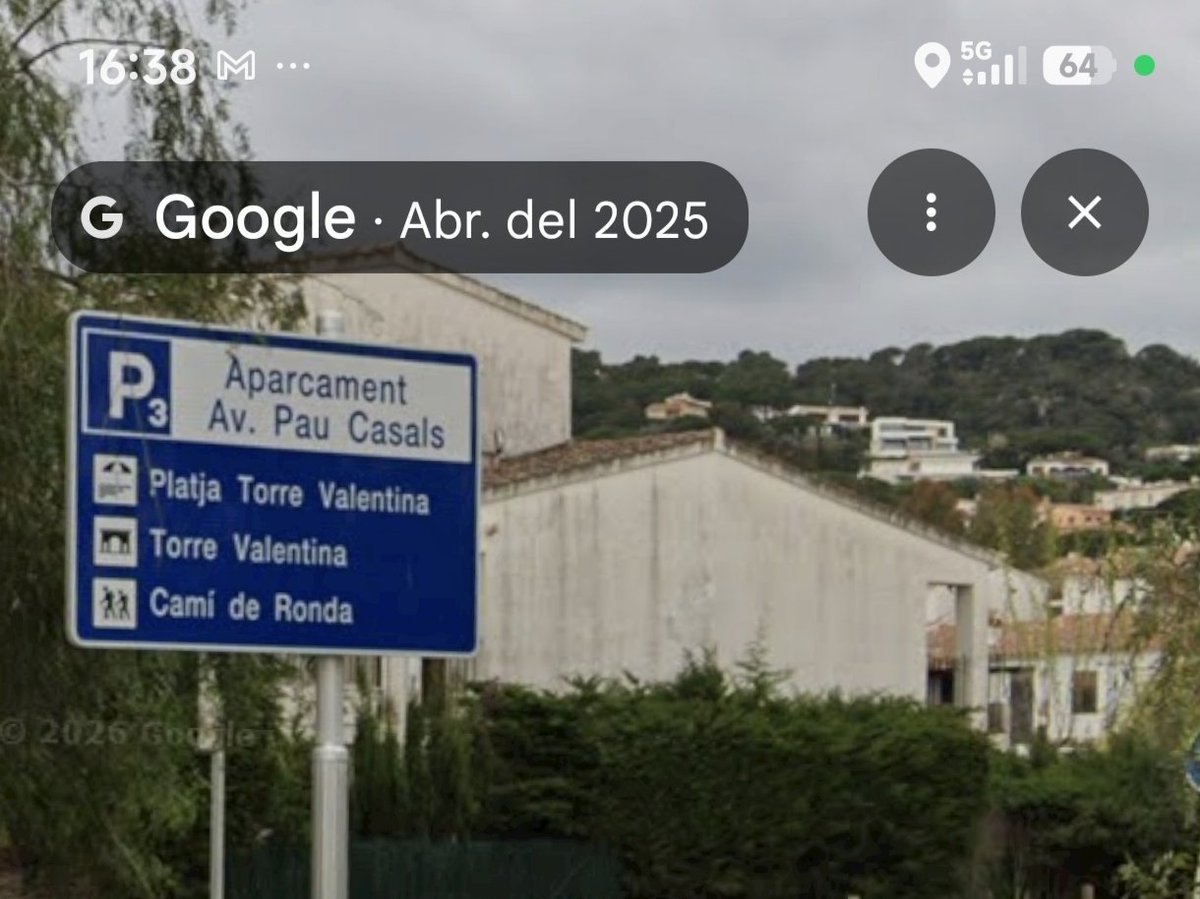 sisa_gc's tweet photo. @ajuntcalonge @CalongeStAntoni 30/7 sobre les 16h es troba una branca caiguda sobre 1 cotxe,que 1h abans no hi era.Veiem un altre branca trencada entre branques penjant. Es comunica a un vehicle de l'ajunt que passava per Av Pau casals. 21:30h la branca seguia al mateix lloc. https://t.co/VQJCS2gcmv