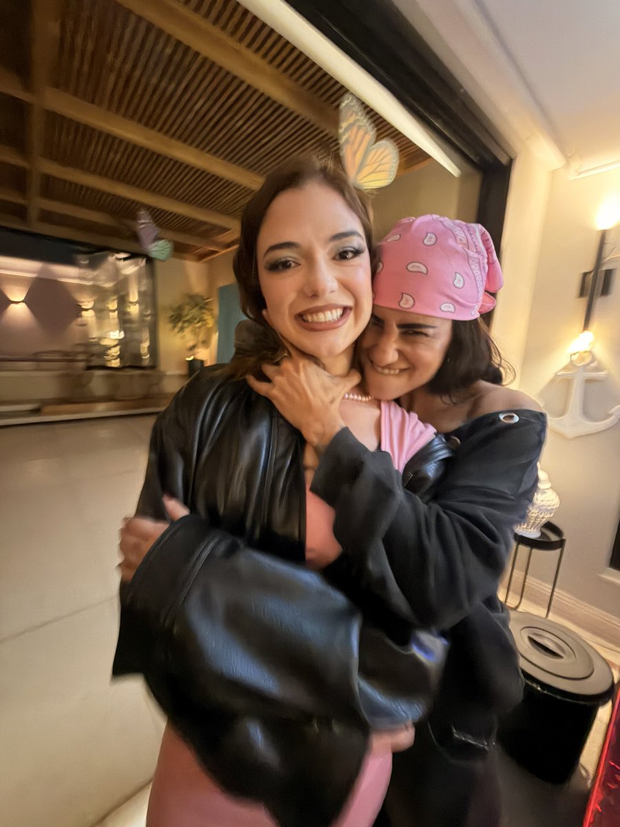 MelloGiana's tweet photo. ela me ama e me odeia ao mesmo tempo vai entender, af que mania véi https://t.co/pucumWRUvu