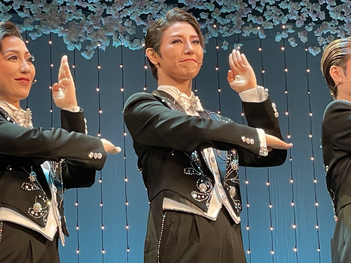 wankonotomo's tweet photo. 登堂結斗さんお誕生日おめでとうございます🎂
舞台から愛と元気と勇気をたくさん受け取っています✨
客席を巻き込む演技力、心に響く歌声…正統派男役ながら薫るユーモア
毎回新しい引き出しを開けて驚きを与えてくれる人です
秋の多数の舞台楽しみです
美味しいもの、良き事一杯の年になりますように https://t.co/g1N2ZxAX7x