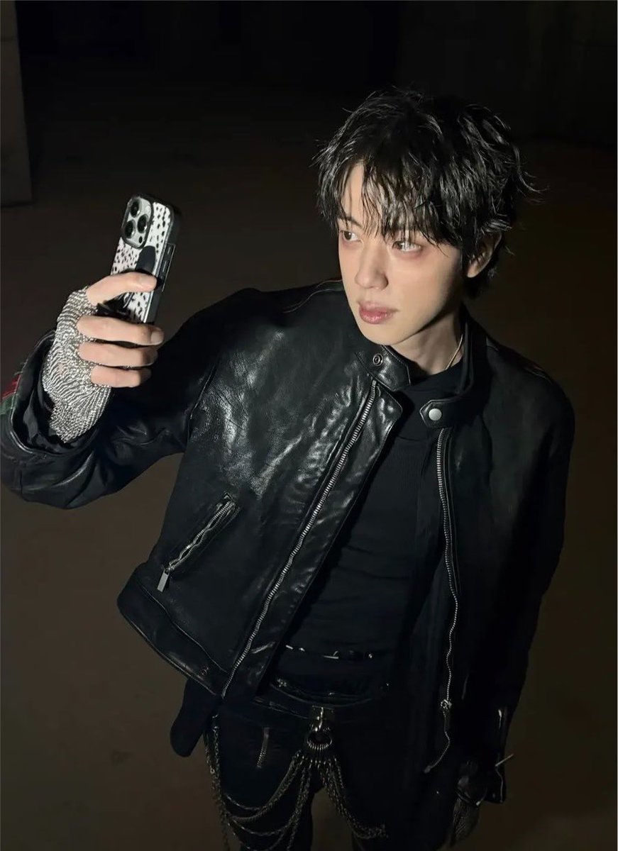 sha_mymoon's tweet photo. 이렇게 찍은 결과물, 🤳🏻🖤 #JIN https://t.co/VWz6HyJ3vR