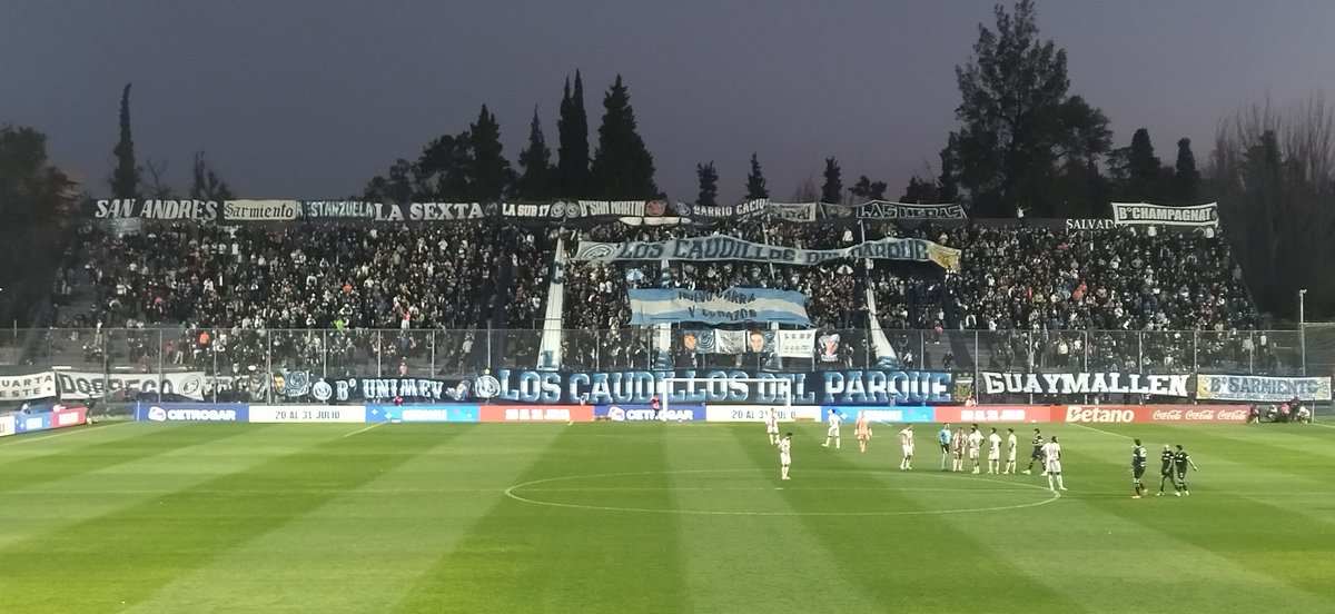 Pedritoeggs's tweet photo. 10 minutos del 1T y la cancha colmada, soporten los demás clubes microbios de esta provincia. https://t.co/dAHc6bN0s2