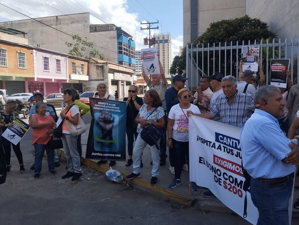 MarcoCeballo's tweet photo. #31Jul los #JubiladosCantvEnLucha y Sobrevivientes Estamos en La Calle por Nuestros Beneficios Económicos,Presidente de #CANTV Respondan Exigimos Que #RestituyanElBono y el Pago Inmediato de Nuestros Tratamientos Médicos @salaprensaCantv @OITAmericas @la_patilla @la_katuar @NTN24 https://t.co/u6gnUrn1sP