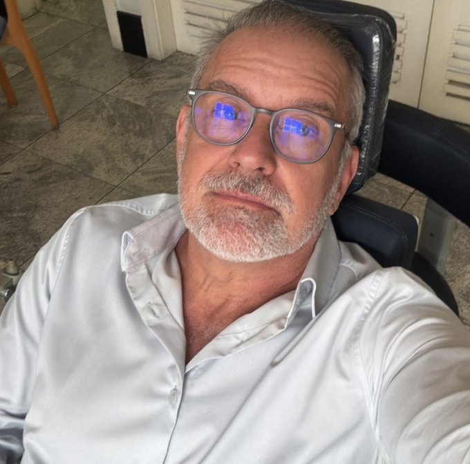 callmealways_'s tweet photo. would you go out with an oldie like me? https://t.co/wNZCuvfxAK