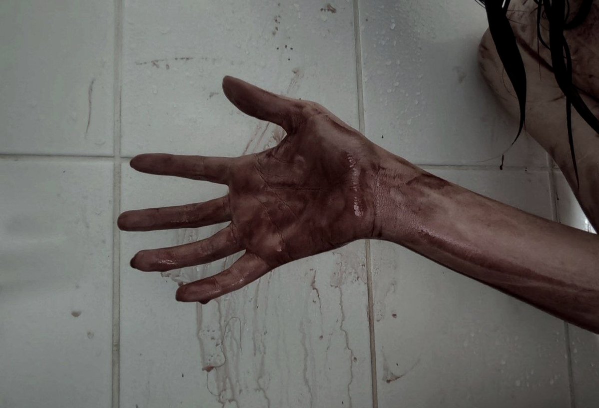ghostletta's tweet photo. (fake blood)
 покрасила волосы и драматично смыла краску, хаха https://t.co/0SfoHQQcaX