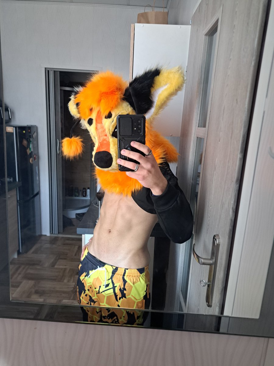 Bill_the_bee's tweet photo. Little late for #tummythuesday but not late for #fursuitfriday https://t.co/qO8JLy9L9T