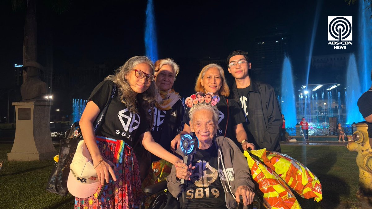 ABSCBNNews's tweet photo. Bumiyahe pa mula General Trias, Cavite ang pamilya ng 102-anyos na si Lola Julita Odron upang makiisa sa watch party sa Rizal Park ng debut performance ng P-pop group na SB19 sa Lollapalooza sa Grant Park sa Chicago, Illinois, USA ngayong Biyernes, Hulyo 31, 2026.

Ayon sa manugang ni Lola Julita, magtatatlong taon nang sinusuportahan ng kanyang byenan ang grupo. | via @eon_sanchez #SB19atLollapalooza