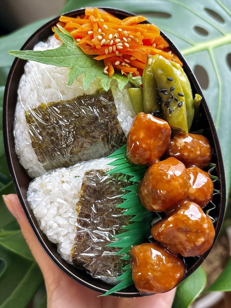 achans18's tweet photo. 今週ラストの旦那に作る #お弁当 👨🏻‍💻
2種おむすび弁当🍙🍱

夏の冷えた胃腸に薬味の力🌿

冷たい食べ物や夏バテで
弱った時はみょうがや生姜🫚
大葉を積極的に🌸

汁物に小ねぎや三葉を
加えるのもおすすめです🌱

今日はシンプル弁当で
私も体力温存です🤲

 #お弁当記録 
 #お弁当日記 https://t.co/RU0t12BeZt