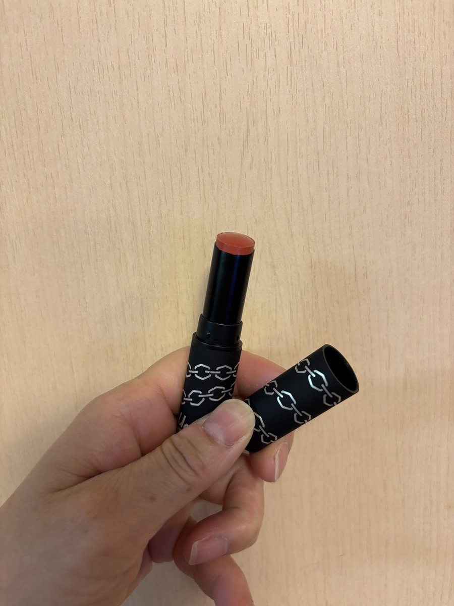 akarin215_2's tweet photo. 落ち着いた色味のバッドハビットを選びました。大人っぽさがあってツヤがあり好きな使用感です。唇が乾燥せずみずみずしい発色が出ます。唇に当てるとスルスルとぬれる感覚も好きです。
#naughtypercent #メルティングシャインリップスティック #韓国コスメ https://t.co/SuPypt7IoC