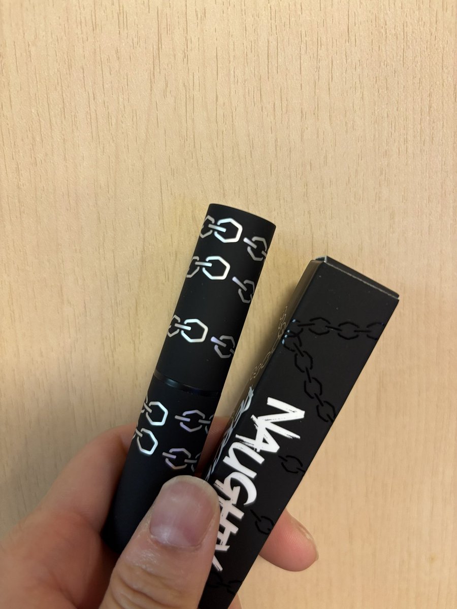 akarin215_2's tweet photo. 落ち着いた色味のバッドハビットを選びました。大人っぽさがあってツヤがあり好きな使用感です。唇が乾燥せずみずみずしい発色が出ます。唇に当てるとスルスルとぬれる感覚も好きです。
#naughtypercent #メルティングシャインリップスティック #韓国コスメ https://t.co/SuPypt7IoC