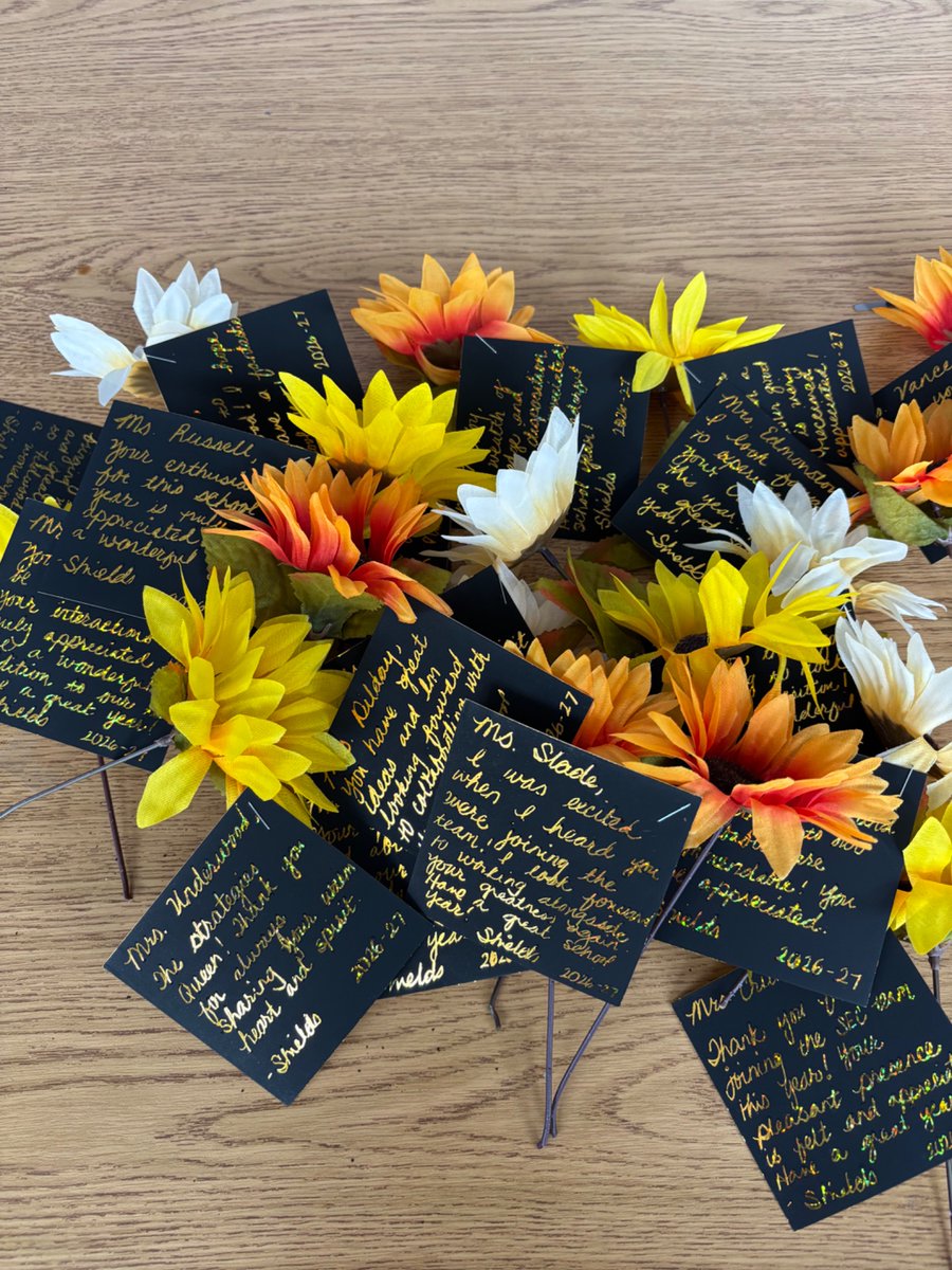 MsCreative_'s tweet photo. 1st year as a grade level chair. 🙏🏾Here’s to the 2026-27 school year! 
Operation: Give people their flowers.💐 https://t.co/ZUcUj0vp5f