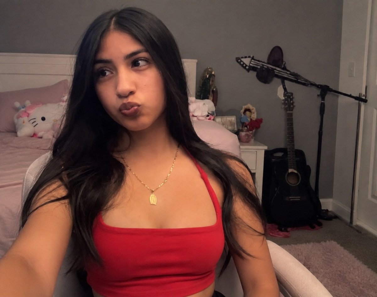 goonsin20's tweet photo. Cover her in cum and I’ll send it to her https://t.co/LeuNmnbMlp