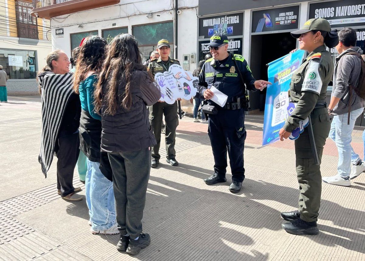 PoliciaMTunja's tweet photo. #JuntosPorLaNiñez | 
Detrás de una falsa oferta de trabajo o promesa de un mejor futuro puede esconderse la trata de personas.

La Policía Nacional invita a proteger la vida, la libertad y los sueños de quienes más queremos.

Infórmate, alerta y denuncia. https://t.co/CW9n9ECA9h