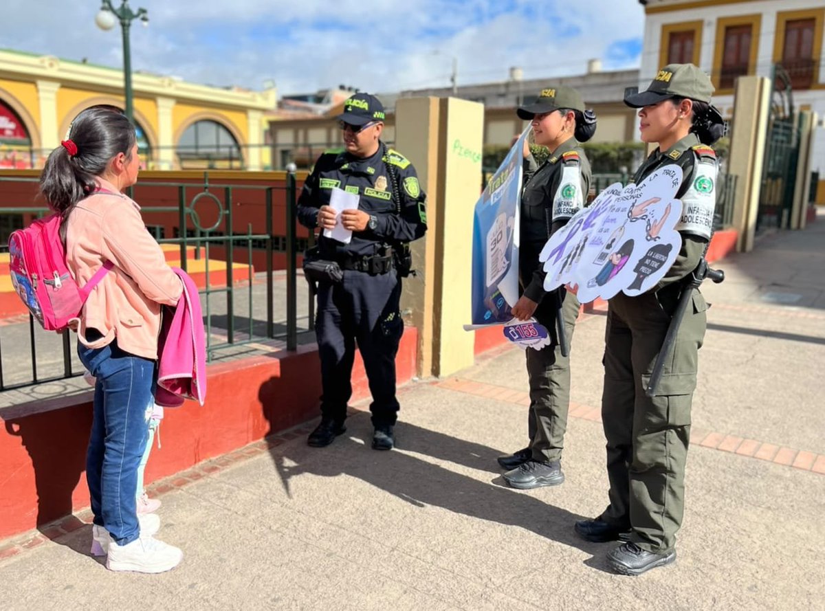 PoliciaMTunja's tweet photo. #JuntosPorLaNiñez | 
Detrás de una falsa oferta de trabajo o promesa de un mejor futuro puede esconderse la trata de personas.

La Policía Nacional invita a proteger la vida, la libertad y los sueños de quienes más queremos.

Infórmate, alerta y denuncia. https://t.co/CW9n9ECA9h