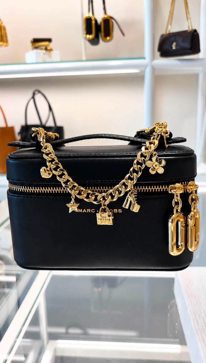favscorpioooo's tweet photo. These Marc Jacobs vanity bags are so cute 😍 https://t.co/jAafapPIfO