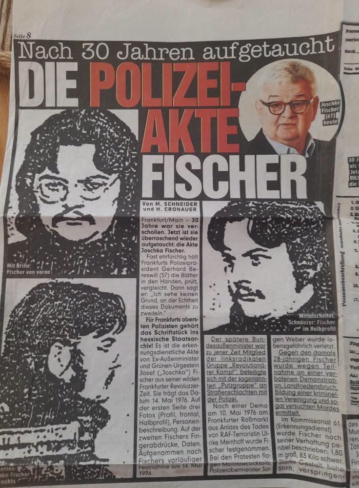 Eddie_1412's tweet photo. Klara Undine Fall: Aus dem Leben eines …
Ich zitiere zunächst aus der Bild Zeitung vom 11. September 2015:
„Fast ehrfürchtig hält Frankfurts Polizeipräsident Gerhard Bereswill (57) die Blätter in den Händen, prüft, vergleicht. Dann sagt er: „Ich sehe keinen Grund, an der Echtheit dieses Dokuments zu zweifeln.“
Für Frankfurts obersten Polizisten gehört das Schriftstück ins hessische Staatsarchiv! Es ist die erkennungsdienstliche Akte von Ex-Außenminister und Grünen-Urgestein Josef („Joschka“) Fischer aus seiner wilden Frankfurter Revoluzzer-Zeit.
Sie trägt das Datum 14. Mai 1976. Auf der ersten Seite drei Fotos (Profil, frontal, Halbprofil), Personenbeschreibung. Auf der zweiten Fischers Fingerabdrücke, Daten. Aufgenommen nach Fischers vorläufiger Festnahme am 14. Mai 1976.
Der spätere Bundesaußenminister war zu jener Zeit Mitglied der linksradikalen Gruppe „Revolutionärer Kampf“, beteiligte sich mit der sogenannten „Putzgruppe“ an Straßenschlachten mit der Polizei.
Gegen den damals 28-jährigen Fischer wurde wegen Teilnahme an einer verbotenen Demonstration, Landfriedensbruch, Bildung einer kriminellen Vereinigung und sogar versuchten Mordes ermittelt.
Drei Tage saß Fischer bis zu seiner Freilassung in U-Haft. Im Verhör gab er zu, dass bei einer Diskussion am Abend vor der Demo zwar über den Einsatz von Molotowcocktails (Brandsätze) heftig debattiert wurde, mit der Tat habe er aber nichts zu tun.
10 Jahre, bis 1985, ruhte die „Akte Fischer“ im Polizeipräsidium Frankfurt. Bis sie von der hessischen Staatskanzlei unter dem damaligen Ministerpräsidenten Holger Börner (SPD) angefordert wurde.
Er wollte sie sehen, bevor er Joschka Fischer (Josef Fischer) zum ersten Grünen-Minister Deutschlands machte. Zur Vereidigung kam Joschka damals in Turnschuhen.
Seither gab es keine „Akte Fischer“ mehr. Spurlos verschwunden. Selbst als 2001 die Frankfurter Staatsanwaltschaft noch einmal offizielle Nach-Ermittlungen anstellte, blieb die Akte unauffindbar.
Als die Ermittler in das Gepäckstück schauten, machten sie den brisanten Fund. Und beschlossen, ihn über BILD öffentlich zu machen, bevor die Zoll-Behördenleitung die Dokumente endgültig verschwinden lässt.
Und was sagt Joscha Fischer selbst dazu?
BILD erreichte den Ex-Außenminister in Berlin. Fischer: „Danke für die Information, dass die Akte wieder da ist. Aber was soll ich dazu sagen? Erinnerung? Das ist ja alles so unendlich weit weg ...“.
-----------------------------------------------------------
Nun im Detail: Aus dem Leben eines … Joscha Fischers
Der Sohn eines aus Budapest stammenden Metzgers wurde 1948 in Gerabronn (Baden- Württemberg) geboren. Er brach zweimal das Gymnasium ab und erreichte keinen Schulabschluss. Auch eine Fotographenlehre hielt er nicht durch. 1966 war er kurzzeitig in einem geschlossenen
Erziehungsheim, nachdem er als Ausreißer im Hauptbahnhof Hamburg aufgegriffen worden war. Danach war er Pflastermaler in Frankreich sowie Aushilfsbriefausträger in Fellbach bei Stuttgart. 1967 trat er einer anarcho-kommunistischen Gruppe bei und erhielt eine sechswöchige
Haftstrafe ohne Bewährung wegen Landfriedensbruch.
1968 ging er nach der linken, von der Studentenrevolution geschüttelten Hochburg Frankfurt, wo er bald Kopf der kommunistischen Gruppe Revolutionärer Kampf< wurde. Er stieg dann zum >Commandante< der gewalttätigen >Putzgruppe< auf, die sich nach entsprechender Schulung zur Gewaltanwendung bei Demonstrationen unter seiner Leitung oft mit der Polizei blutige Straßenschlachten lieferte. Nach eigenen Angaben hat er Steine auf Polizisten geworfen und
bei gewaltsamen Demonstrationen und Hausbesetzungen »kräftig hingelangt«.
Erst als er durch entsprechende Fotos überführt wurde, gestand er ein, dass er im April 1973, mit Motorradhelm und Handschuhen ausgerüstet, einen Polizisten persönlich niedergeschlagen
und dann auf den am Boden Liegenden eingetreten habe. Er musste ein zweites Mal einsitzen (Stuttgarter Nachrichten, 4.1. 2001) In seinem Wagen wurde 1973, was er selbst zugeben mußte, die Tatwaffe transportiert, mit der der hessische Minister KARY ermordet wurde.
Aus einem zwischenzeitlichen Arbeitsverhältnis bei Opel im Jahre 1970 wurde er nach kurzer Zeit fristlos entlassen, wie auch andere Arbeitsverhältnisse nur von kurzer Dauer waren. FISCHER soll einige Zeit vom Verkauf in Bibliotheken gestohlener Bücher gelebt haben, bis er von 1976 bis 1981 Taxifahrer war.
1983 kam er nach Bewährung bei den Grünen in der Antiatomkraftwerkbewegung in den
Bundestag, 1986 wurde er der erste grüne Minister (in Hessen) und erschien in Turnschuhen zur Vereidigung.
Von 1998 bis 2005 war der Steinewerfer ohne Schulabschluss deutscher Außenminister.
Von Teilen der SPD wurde er 2008 als Kandidat für das Amt des Bundespräsidenten vorgesehen, was an der Haltung des SPD-VorsitzendenBECK scheiterte, der Gesine SCHWAN bevorzugte. Nach dem Ende der rotgrünen Koalition im Jahre 2005 wurde FISCHER, der nun im Nadelstreifenanzug auftrat und nach vier Ehen eine Villa in Berlin bewohnte, Gastprofessor in den USA - eine bezeichnende Karriere im Nachkriegsdeutschland.
»
Vielleicht auch noch interessant:
Im Jahr 1978 kommentierte er die Ermordung von Hanns-Martin Schleyer, Siegfried Buback und Jürgen Ponto mit dem Satz: „Bei den drei hohen Herren mag mir keine rechte Trauer aufkommen, das sage ich ganz offen für mich.
----------------------------------------------------------
Es bleibt spannend (dazu bald mehr):
FISCHERS grüner Ministerkollege Jürgen TRITTIN war früher beim Kommunistischen Bund (KB), der den freiheitlichen Rechtsstaat durch eine rote Rätediktatur ersetzen wollte. Er war von 1990 bis 1994 im Kabinett des SPD-Ministerpräsidenten Gerhard SCHRÖDER Minister für Bundes- und Europaangelegenheiten des Landes Niedersachsen, von 1998 bis 2005 war er Bundesumweltminister unter Bundeskanzler SCHRÖDER ....
---------------------