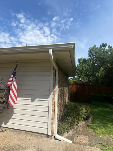 CompanyRoofing's tweet photo. 📍Farmers branch, Tx 
6” Herringbone Seamless Gutter 3x4 Downspouts &amp; LeafBlaster Pro Install Completed. 
#farmersbranch #gutters #dfwgutters #dfwroofing #new https://t.co/x8Beq4Pv6t