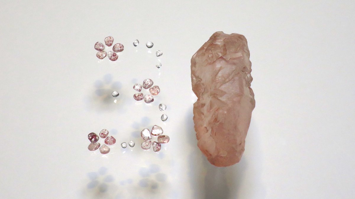 Sand_Therapy's tweet photo. himalayan ice quartz, epidote in quartz, etc. https://t.co/cXh5OQ0PpY