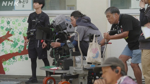 nhk_proff's tweet photo. 【 ついに今夜10時45分！ 】

#プロフェッショナル 「映画監督 #是枝裕和 」

会社に行けなくなった新人時代、ドキュメンタリーを通じた人々との出会い―
カンヌ国際映画祭最高賞をはじめとした世界的評価に繋がる軌跡と新たな挑戦の記録🎥
ぜひご覧ください！

同時配信も👇
https://t.co/4zzt688IP0 https://t.co/15ZKz4cz7N