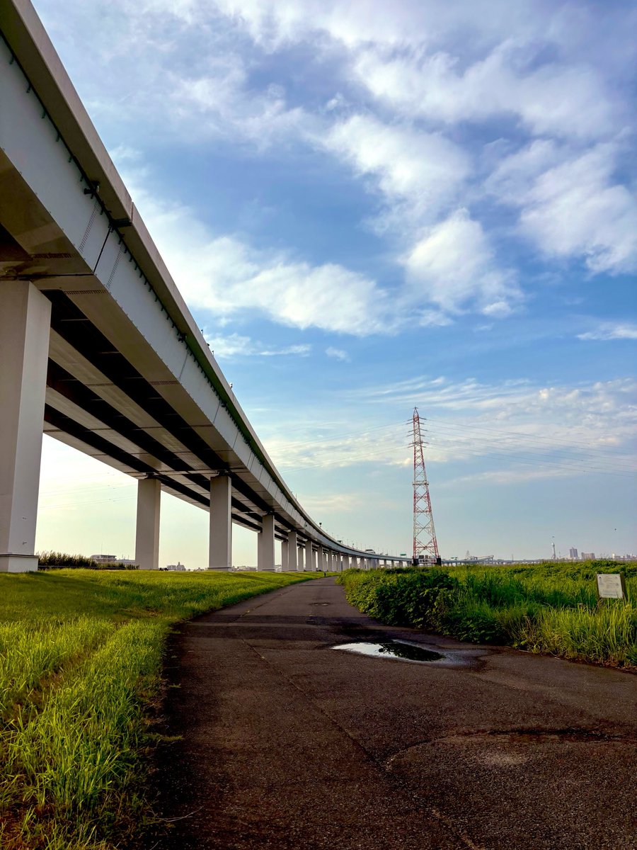 yaaaya3's tweet photo. 【走るの6日目】今日も走りたくない気持ちからスタート🏃‍➡️昨日の雨のせいか嫌な湿気。ラジオから聞こえるダンスミュージックで少しずつ目覚め。途中からSPEEDデビュー30周年という話題になり、white love流れる。走りながらあの振り付けしちゃうんだよね。不思議🙌昨日より汗かいた3km https://t.co/SwBdE5cdFQ