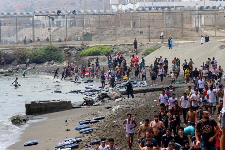 MartinDandach's tweet photo. La Guardia Civil de España está empezando a contabilizar decenas de muertos de ciudadanos marroquíes en su intento de entrar a Ceuta. Todas personas usadas como carne de cañón para crear una invasión y desestabilizar a un gobierno. La dictadura de Marruecos se aprovecha de ellos, de su escaso nivel educativo y de sus nulas posibilidades en el futuro para exponerlos a la muerte. Mientras tanto, el rey, aliado de los factores de poder internacionales, se fue a pasear en su yate financiado por el mismo pueblo al que somete. Es tristísimo.