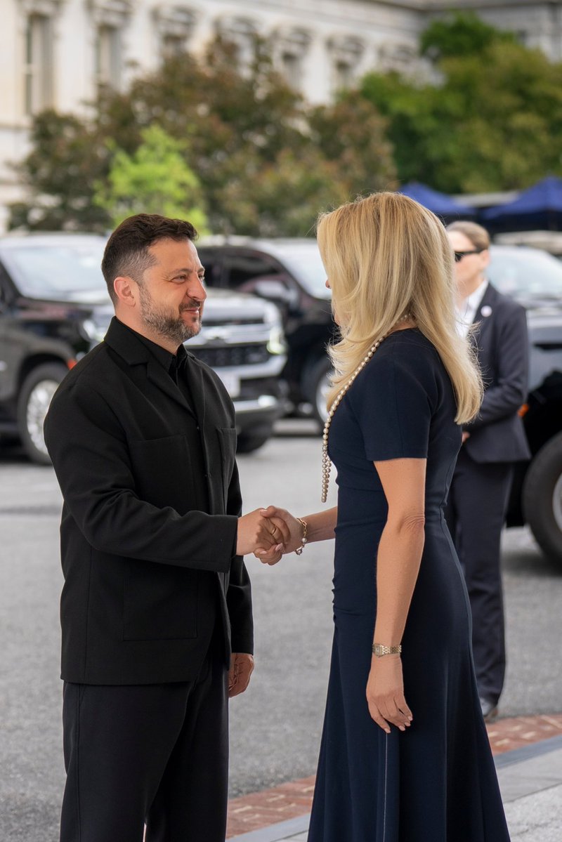 MonicaCrowley's tweet photo. Welcoming the President of Ukraine, H.E. Volodymyr Zelenskyy @ZelenskyyUa, back to the @WhiteHouse for a productive meeting with President @realDonaldTrump 🇺🇸🇺🇦

📸: @dto_rok https://t.co/O8jlb9n7mi