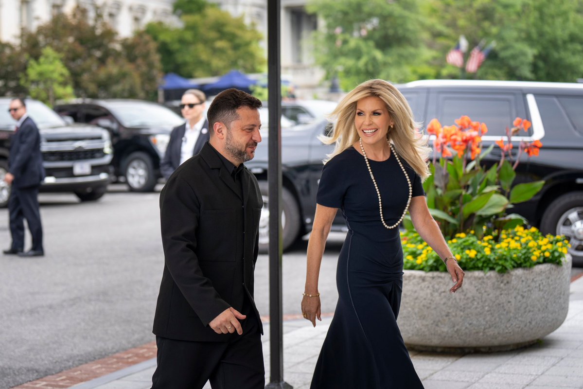 MonicaCrowley's tweet photo. Welcoming the President of Ukraine, H.E. Volodymyr Zelenskyy @ZelenskyyUa, back to the @WhiteHouse for a productive meeting with President @realDonaldTrump 🇺🇸🇺🇦

📸: @dto_rok https://t.co/O8jlb9n7mi