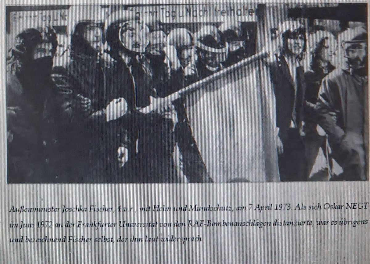 Eddie_1412's tweet photo. Klara Undine Fall: Aus dem Leben eines …
Ich zitiere zunächst aus der Bild Zeitung vom 11. September 2015:
„Fast ehrfürchtig hält Frankfurts Polizeipräsident Gerhard Bereswill (57) die Blätter in den Händen, prüft, vergleicht. Dann sagt er: „Ich sehe keinen Grund, an der Echtheit dieses Dokuments zu zweifeln.“
Für Frankfurts obersten Polizisten gehört das Schriftstück ins hessische Staatsarchiv! Es ist die erkennungsdienstliche Akte von Ex-Außenminister und Grünen-Urgestein Josef („Joschka“) Fischer aus seiner wilden Frankfurter Revoluzzer-Zeit.
Sie trägt das Datum 14. Mai 1976. Auf der ersten Seite drei Fotos (Profil, frontal, Halbprofil), Personenbeschreibung. Auf der zweiten Fischers Fingerabdrücke, Daten. Aufgenommen nach Fischers vorläufiger Festnahme am 14. Mai 1976.
Der spätere Bundesaußenminister war zu jener Zeit Mitglied der linksradikalen Gruppe „Revolutionärer Kampf“, beteiligte sich mit der sogenannten „Putzgruppe“ an Straßenschlachten mit der Polizei.
Gegen den damals 28-jährigen Fischer wurde wegen Teilnahme an einer verbotenen Demonstration, Landfriedensbruch, Bildung einer kriminellen Vereinigung und sogar versuchten Mordes ermittelt.
Drei Tage saß Fischer bis zu seiner Freilassung in U-Haft. Im Verhör gab er zu, dass bei einer Diskussion am Abend vor der Demo zwar über den Einsatz von Molotowcocktails (Brandsätze) heftig debattiert wurde, mit der Tat habe er aber nichts zu tun.
10 Jahre, bis 1985, ruhte die „Akte Fischer“ im Polizeipräsidium Frankfurt. Bis sie von der hessischen Staatskanzlei unter dem damaligen Ministerpräsidenten Holger Börner (SPD) angefordert wurde.
Er wollte sie sehen, bevor er Joschka Fischer (Josef Fischer) zum ersten Grünen-Minister Deutschlands machte. Zur Vereidigung kam Joschka damals in Turnschuhen.
Seither gab es keine „Akte Fischer“ mehr. Spurlos verschwunden. Selbst als 2001 die Frankfurter Staatsanwaltschaft noch einmal offizielle Nach-Ermittlungen anstellte, blieb die Akte unauffindbar.
Als die Ermittler in das Gepäckstück schauten, machten sie den brisanten Fund. Und beschlossen, ihn über BILD öffentlich zu machen, bevor die Zoll-Behördenleitung die Dokumente endgültig verschwinden lässt.
Und was sagt Joscha Fischer selbst dazu?
BILD erreichte den Ex-Außenminister in Berlin. Fischer: „Danke für die Information, dass die Akte wieder da ist. Aber was soll ich dazu sagen? Erinnerung? Das ist ja alles so unendlich weit weg ...“.
-----------------------------------------------------------
Nun im Detail: Aus dem Leben eines … Joscha Fischers
Der Sohn eines aus Budapest stammenden Metzgers wurde 1948 in Gerabronn (Baden- Württemberg) geboren. Er brach zweimal das Gymnasium ab und erreichte keinen Schulabschluss. Auch eine Fotographenlehre hielt er nicht durch. 1966 war er kurzzeitig in einem geschlossenen
Erziehungsheim, nachdem er als Ausreißer im Hauptbahnhof Hamburg aufgegriffen worden war. Danach war er Pflastermaler in Frankreich sowie Aushilfsbriefausträger in Fellbach bei Stuttgart. 1967 trat er einer anarcho-kommunistischen Gruppe bei und erhielt eine sechswöchige
Haftstrafe ohne Bewährung wegen Landfriedensbruch.
1968 ging er nach der linken, von der Studentenrevolution geschüttelten Hochburg Frankfurt, wo er bald Kopf der kommunistischen Gruppe Revolutionärer Kampf< wurde. Er stieg dann zum >Commandante< der gewalttätigen >Putzgruppe< auf, die sich nach entsprechender Schulung zur Gewaltanwendung bei Demonstrationen unter seiner Leitung oft mit der Polizei blutige Straßenschlachten lieferte. Nach eigenen Angaben hat er Steine auf Polizisten geworfen und
bei gewaltsamen Demonstrationen und Hausbesetzungen »kräftig hingelangt«.
Erst als er durch entsprechende Fotos überführt wurde, gestand er ein, dass er im April 1973, mit Motorradhelm und Handschuhen ausgerüstet, einen Polizisten persönlich niedergeschlagen
und dann auf den am Boden Liegenden eingetreten habe. Er musste ein zweites Mal einsitzen (Stuttgarter Nachrichten, 4.1. 2001) In seinem Wagen wurde 1973, was er selbst zugeben mußte, die Tatwaffe transportiert, mit der der hessische Minister KARY ermordet wurde.
Aus einem zwischenzeitlichen Arbeitsverhältnis bei Opel im Jahre 1970 wurde er nach kurzer Zeit fristlos entlassen, wie auch andere Arbeitsverhältnisse nur von kurzer Dauer waren. FISCHER soll einige Zeit vom Verkauf in Bibliotheken gestohlener Bücher gelebt haben, bis er von 1976 bis 1981 Taxifahrer war.
1983 kam er nach Bewährung bei den Grünen in der Antiatomkraftwerkbewegung in den
Bundestag, 1986 wurde er der erste grüne Minister (in Hessen) und erschien in Turnschuhen zur Vereidigung.
Von 1998 bis 2005 war der Steinewerfer ohne Schulabschluss deutscher Außenminister.
Von Teilen der SPD wurde er 2008 als Kandidat für das Amt des Bundespräsidenten vorgesehen, was an der Haltung des SPD-VorsitzendenBECK scheiterte, der Gesine SCHWAN bevorzugte. Nach dem Ende der rotgrünen Koalition im Jahre 2005 wurde FISCHER, der nun im Nadelstreifenanzug auftrat und nach vier Ehen eine Villa in Berlin bewohnte, Gastprofessor in den USA - eine bezeichnende Karriere im Nachkriegsdeutschland.
»
Vielleicht auch noch interessant:
Im Jahr 1978 kommentierte er die Ermordung von Hanns-Martin Schleyer, Siegfried Buback und Jürgen Ponto mit dem Satz: „Bei den drei hohen Herren mag mir keine rechte Trauer aufkommen, das sage ich ganz offen für mich.
----------------------------------------------------------
Es bleibt spannend (dazu bald mehr):
FISCHERS grüner Ministerkollege Jürgen TRITTIN war früher beim Kommunistischen Bund (KB), der den freiheitlichen Rechtsstaat durch eine rote Rätediktatur ersetzen wollte. Er war von 1990 bis 1994 im Kabinett des SPD-Ministerpräsidenten Gerhard SCHRÖDER Minister für Bundes- und Europaangelegenheiten des Landes Niedersachsen, von 1998 bis 2005 war er Bundesumweltminister unter Bundeskanzler SCHRÖDER ....
---------------------