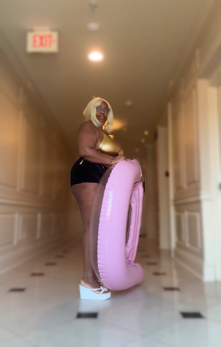 MissMintyTTV's tweet photo. Pool day! Everyone deserves a break sometimes! Side note, I LOVE these shoes and yes I am a Giant Goddess https://t.co/Bb4e2WAkD8