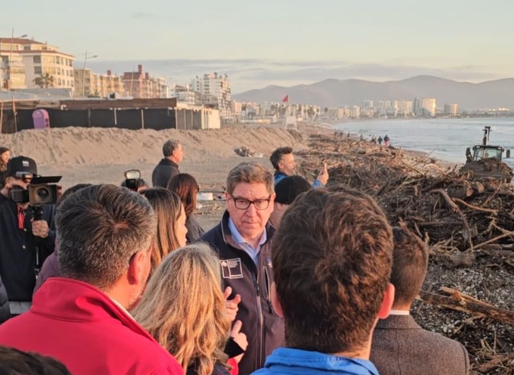 DanielMasValdes's tweet photo. Hola Diputada. La visita a mi querida Región de Coquimbo fue intensa, partimos en las Cabañas Florencia, que fueron las primeras en ser catastradas por el Ministerio de Economía a través de Sernatur, con la ficha FEEC; Lanzamos el Plan Minería en Marcha junto a los pequeños mineros de la región y parlamentarios de distintos sectores; y organizamos y ejecutamos los trabajos de limpieza de la playa de Av. del Mar de La Serena. Estamos comprometidos y trabajando por apoyar y proteger a los damnificados, en terreno, como corresponde. ¿Y usted? ¿O solo Twitter?