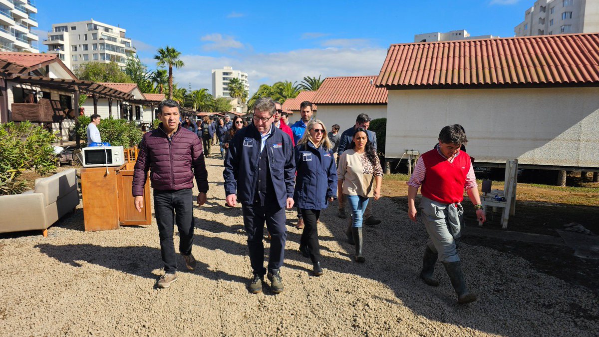 DanielMasValdes's tweet photo. Hola Diputada. La visita a mi querida Región de Coquimbo fue intensa, partimos en las Cabañas Florencia, que fueron las primeras en ser catastradas por el Ministerio de Economía a través de Sernatur, con la ficha FEEC; Lanzamos el Plan Minería en Marcha junto a los pequeños mineros de la región y parlamentarios de distintos sectores; y organizamos y ejecutamos los trabajos de limpieza de la playa de Av. del Mar de La Serena. Estamos comprometidos y trabajando por apoyar y proteger a los damnificados, en terreno, como corresponde. ¿Y usted? ¿O solo Twitter?
