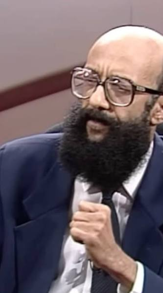 MarceloNReal's tweet photo. Politica é um lixo e no bostil não é para amadores como diz meu caro Dr. Enéas Carneiro. Ele defendeu o voto nulo no segundo turno da eleição presidencial de 1994, afirmando que os políticos tradicionais eram "todos iguais" e que o processo eleitoral feria os interesses reais do povo. Essa mulher e sua ideologia não reflete meu interesse por tanto não vou votar nela através de você @FlavioBolsonaro anular meu voto é democrático e foda-se o resto.