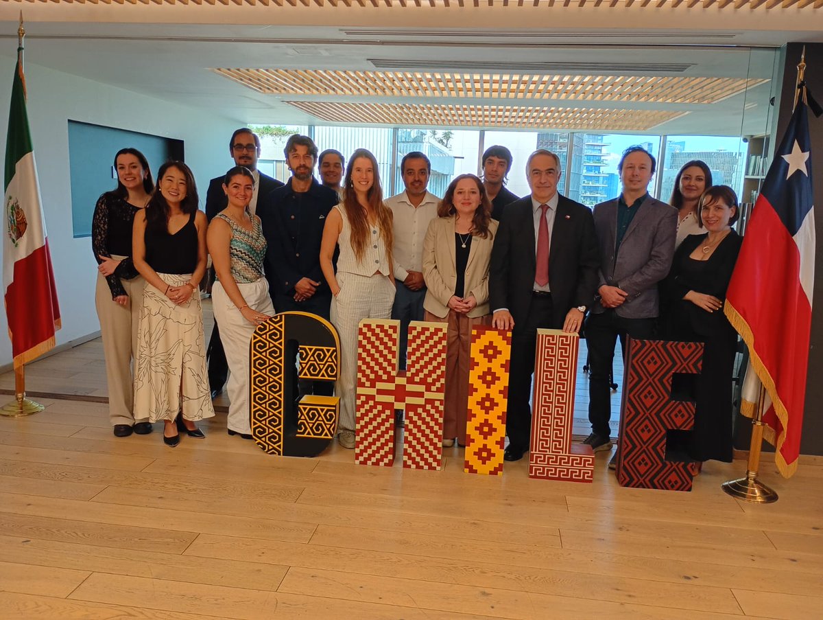 EmbaChileMX's tweet photo. El Embajador de Chile en México señor Francisco Chahuán, se reunió con creativos chilenos y planificar el desembarco de la innovación nacional en México. La Embajada junto a @Prochilemexico abren las puertas a este grupo que buscan oportunidades en México para 
el comercio bilat. https://t.co/Racu2f3HWB