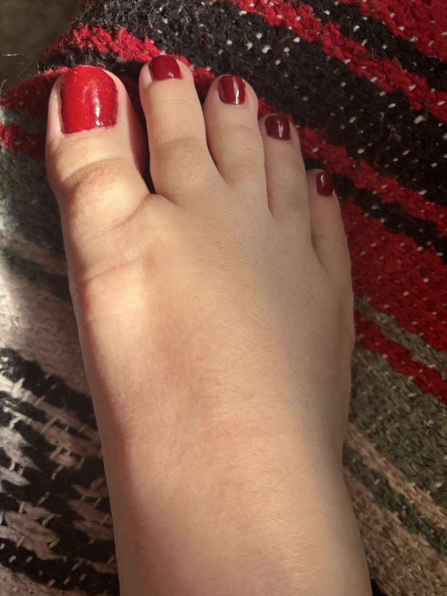 nectarr_goddess's tweet photo. Lighting #toes #feet #prettyfeet #footmodel #sexyfeet #womensfeet #smallfeet #pedicure #footfetish #feetfetısh #feetworshi̇p https://t.co/8x0f0d0upm
