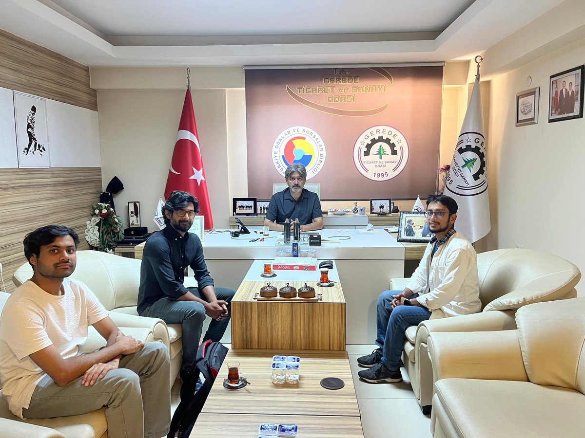 geredetso's tweet photo. Yönetim Kurulu Başkanımız Ersin Kaşka, Bangladeşli misafirlerle bir araya geldi.

Gerçekleştirilen görüşmede karşılıklı tanışma ve değerlendirmelerde bulunulurken, Gerede’nin ekonomik ve ticari yapısı hakkında bilgi paylaşımı gerçekleştirildi. https://t.co/9YngCb0umQ