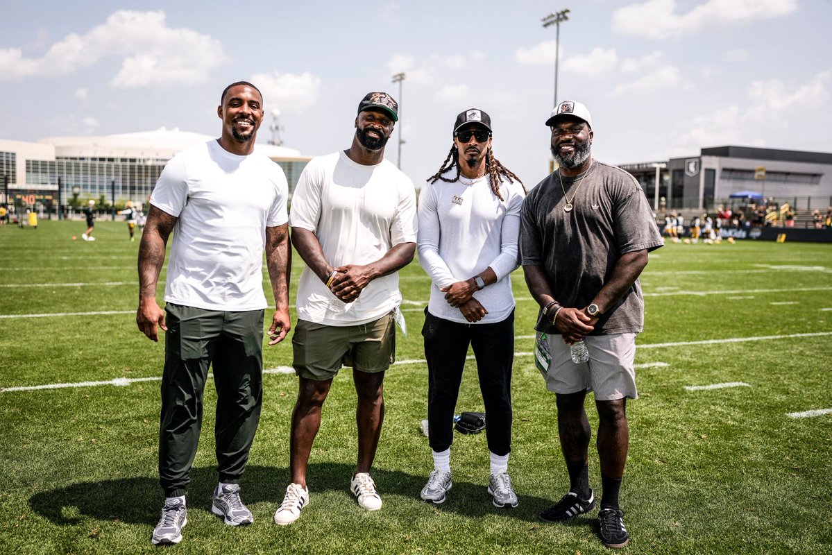 89jonesntaf's tweet photo. Nothing but love every time we’re back 🧀#Family #Brothers #Packers #GoPackGo #TrainingCamp2026 
***Gave Coach a couple of play suggestions🤣😅 https://t.co/dJDoy8hYTp